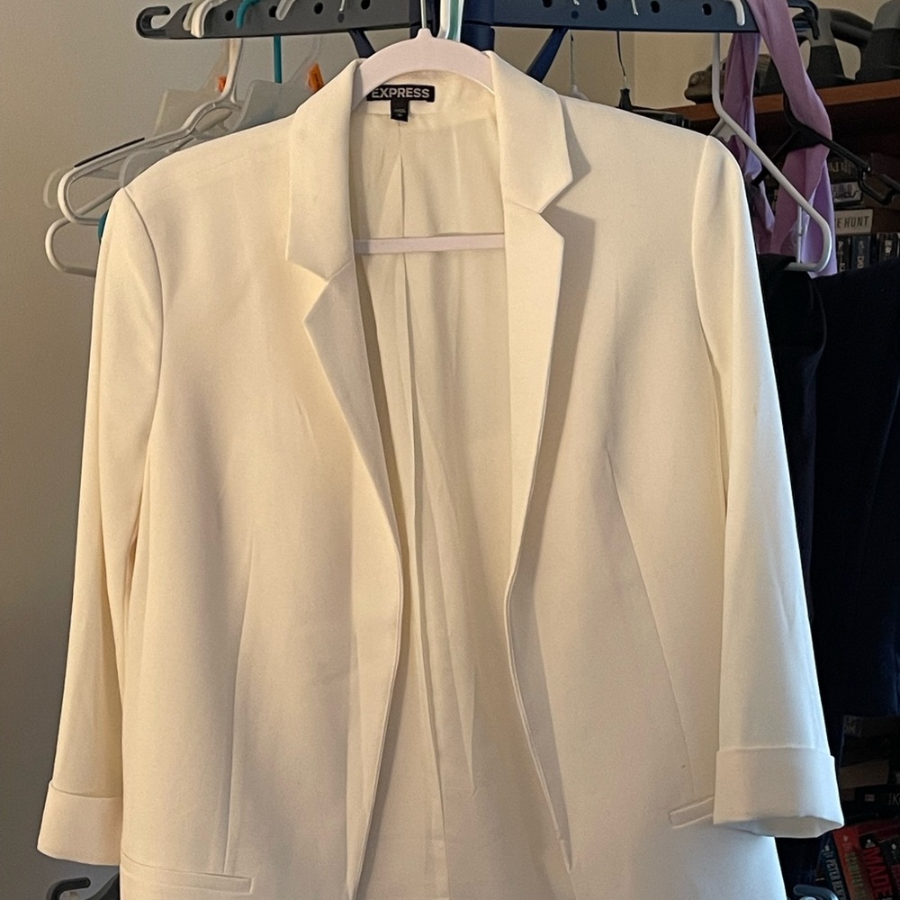 Express women’s blazer in white. Never worn, excellent condition.